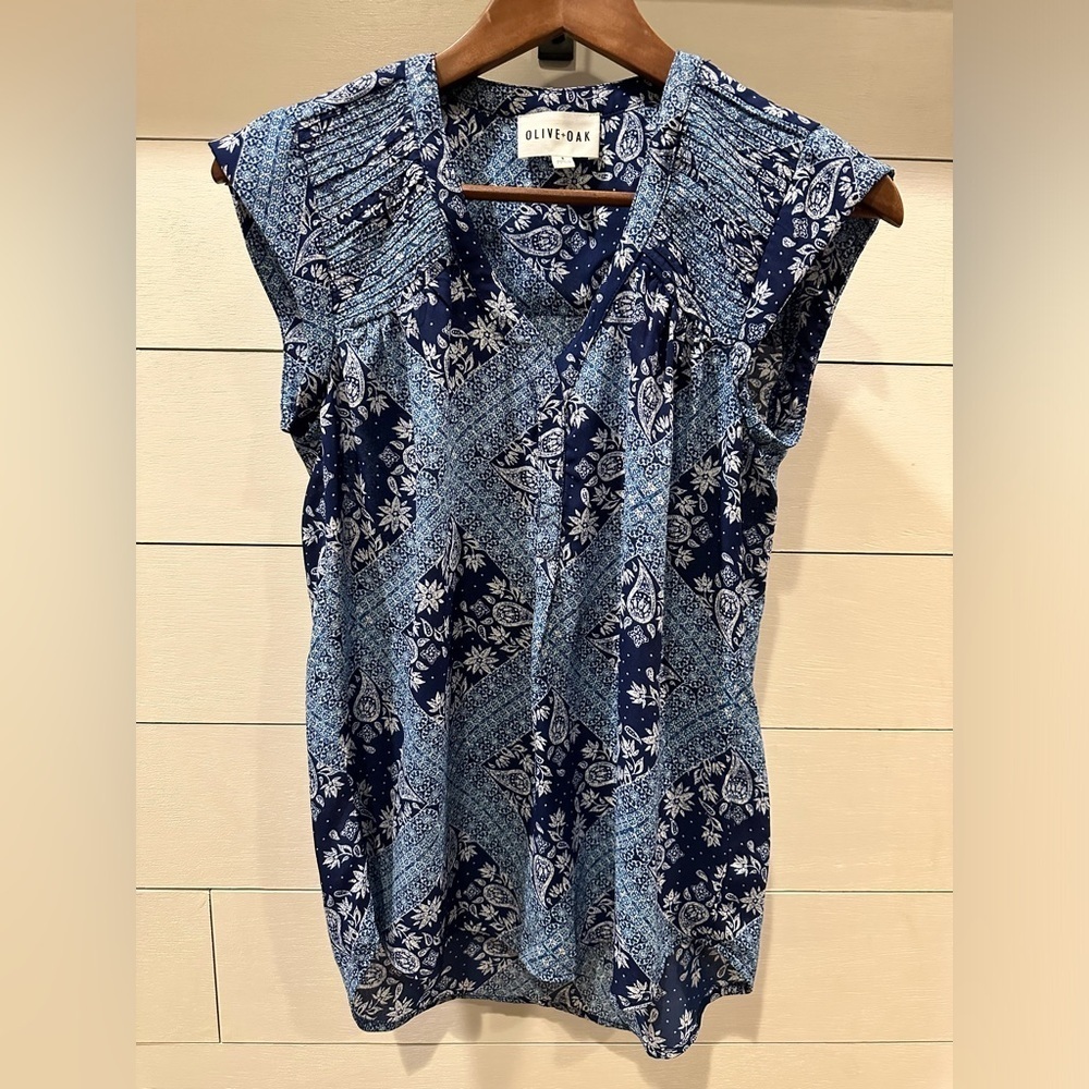 Olive & Oak Navy and Light Blue Patterned Blouse- size Small
